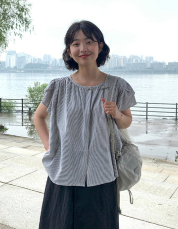 Uchet wrinkle stripe short-sleeved blouse